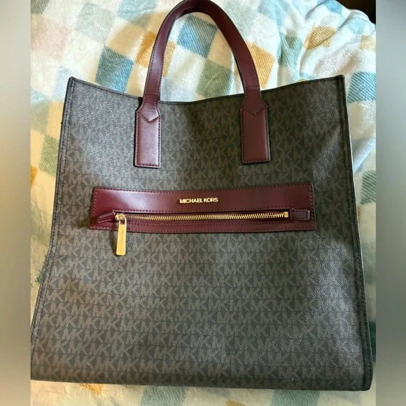 Pre-Luv- Michael Kors, heavy duty
Tote Bag maroon & brown
With Gold Hardware - Picture 1 of 16